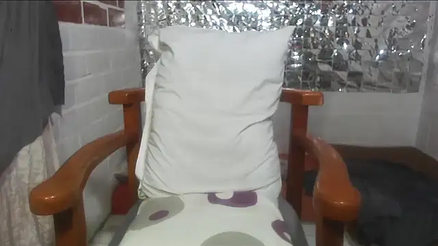 Snapshot of rose-crystal chatting on 10.04.25 rose-crystal online show from 10.04.25