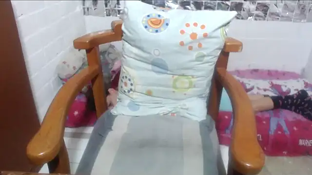 Snapshot of rose-crystal chatting on 12.20.25 rose-crystal online show from 12.20.25