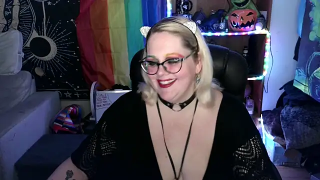 Snapshot of Kinky_Witch chatting on 06.19.26 Kinky Witch online show from 06.19.26