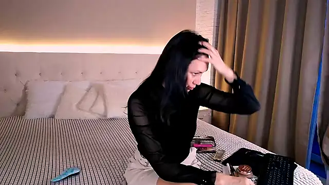 Snapshot of MonikaBelachi chatting on 11.18.25 MonikaBelachi online show from 11.18.25