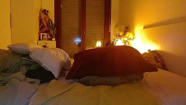 Snapshot of refem9 chatting on 11.17.25 refem9 online show from 11.17.25