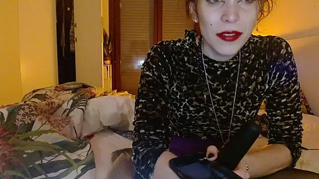 Snapshot of refem9 chatting on 11.19.25 refem9 online show from 11.19.25