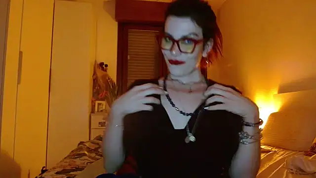 Snapshot of refem9 chatting on 12.18.25 refem9 online show from 12.18.25