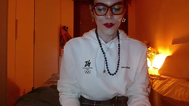 Snapshot of refem9 chatting on 12.19.25 refem9 online show from 12.19.25