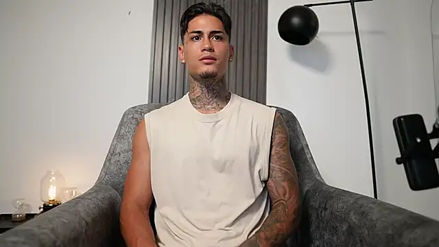 Snapshot of AxelVilla_ chatting on 10.16.25 AxelVilla online show from 10.16.25