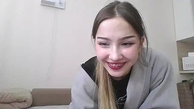 Snapshot of sillybloom chatting on 10.05.25 sillybloom online show from 10.05.25