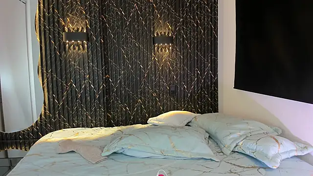 ZOETTAYLOR online show from 11.05.25