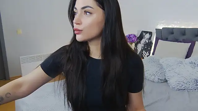 Snapshot of Agnessa chatting on 10.21.25 Agnessa online show from 10.21.25