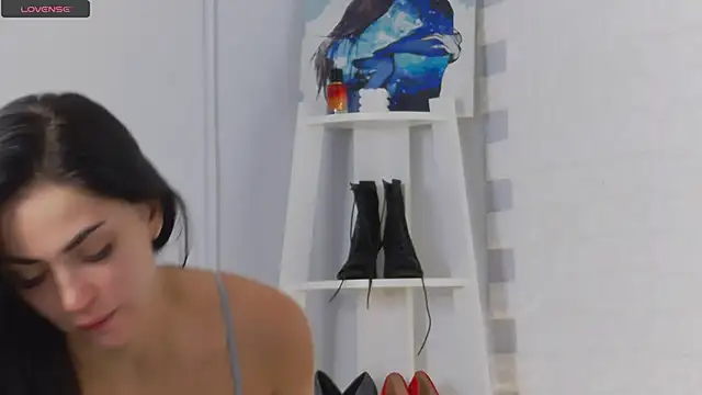 Snapshot of Agnessa chatting on 11.22.25 Agnessa online show from 11.22.25