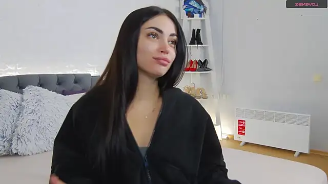 Snapshot of Agnessa chatting on 11.30.25 Agnessa online show from 11.30.25