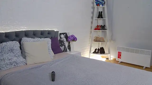 Snapshot of Agnessa chatting on 12.03.25 Agnessa online show from 12.03.25