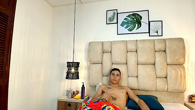 Zoelucas online show from 12.04.25