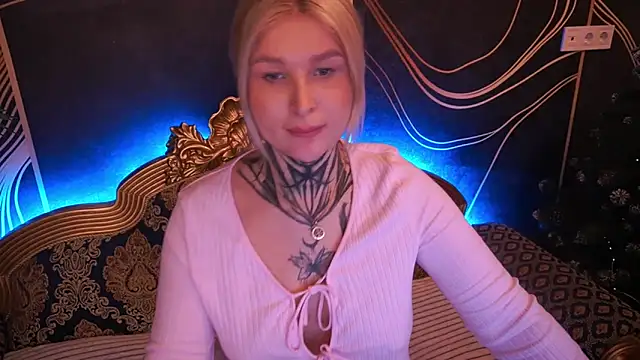 Snapshot of IvyLaurent chatting on 12.18.25 IvyLaurent online show from 12.18.25