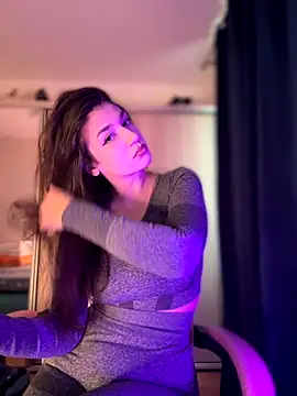 Snapshot of ScarletBloom_ chatting on 10.03.25 ScarletBloom  online show from 10.03.25