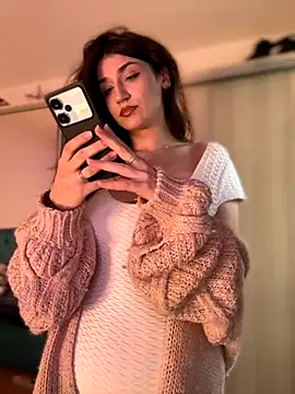 Snapshot of ScarletBloom_ chatting on 10.08.25 ScarletBloom  online show from 10.08.25