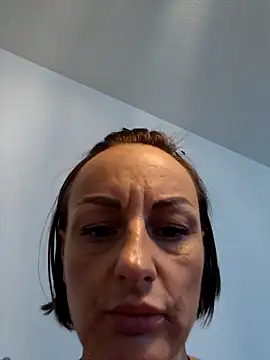 Snapshot of annaalemania chatting on 12.15.25 annaalemania online show from 12.15.25