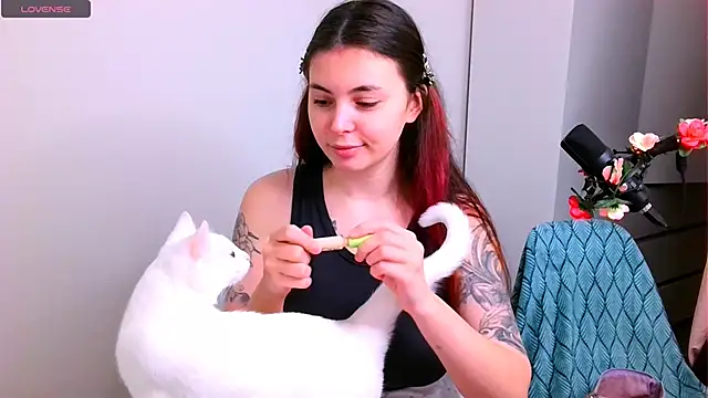 Snapshot of peachyness chatting on 12.04.25 peachyness online show from 12.04.25