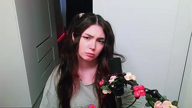Snapshot of peachyness chatting on 05.27.26 peachyness online show from 05.27.26