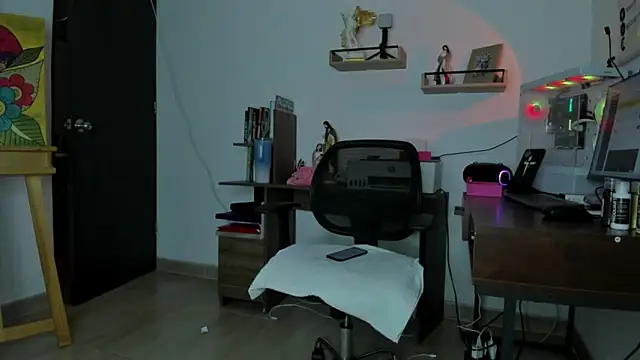 Snapshot of lady_sophie chatting on 10.14.25 lady sophie online show from 10.14.25