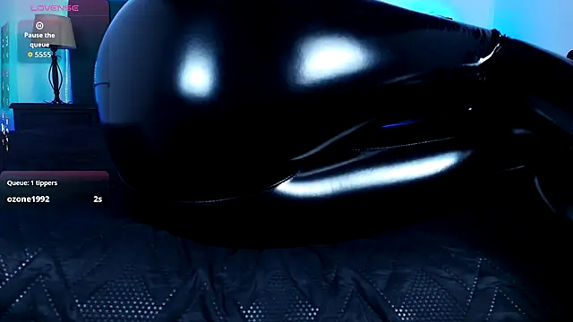 Snapshot of Alisse_Moore chatting on 10.04.25 Alisse Moore online show from 10.04.25