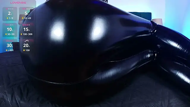 Snapshot of Alisse_Moore chatting on 10.10.25 Alisse Moore online show from 10.10.25