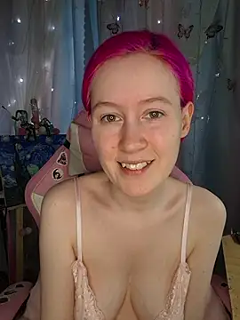 Snapshot of Fuzzy_Unicorn chatting on 04.14.26 Fuzzy Unicorn online show from 04.14.26
