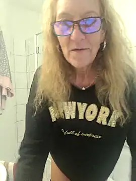 Snapshot of HotWifeLyn68 chatting on 12.03.25 HotWifeLyn68 online show from 12.03.25