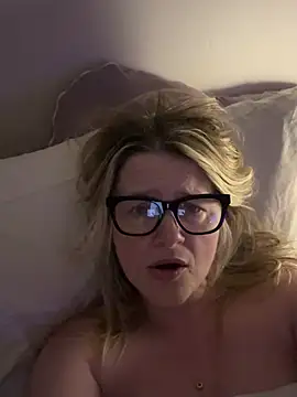 SuzieSub online show from 02.28.26