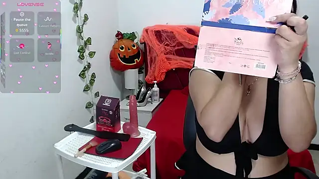 Snapshot of Julieta_curvy69 chatting on 10.14.25 Julieta curvy69 online show from 10.14.25