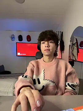 Snapshot of Tonerii chatting on 10.04.25 Tonerii online show from 10.04.25