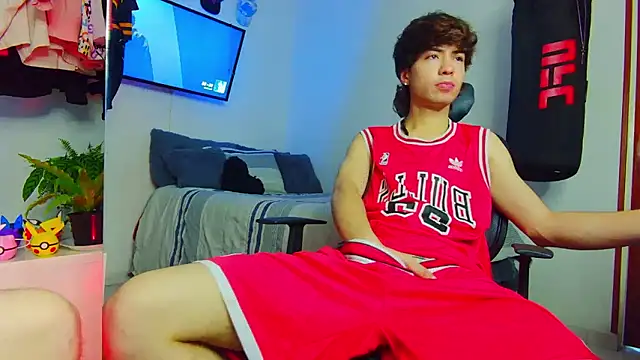 Snapshot of Tonerii chatting on 10.08.25 Tonerii online show from 10.08.25