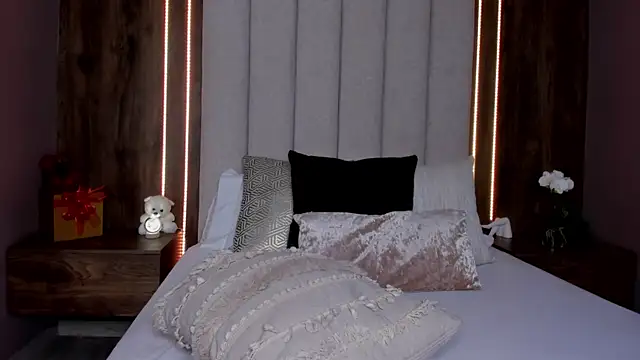 Snapshot of LucySalvatore_ chatting on 05.16.26 LucySalvatore online show from 05.16.26