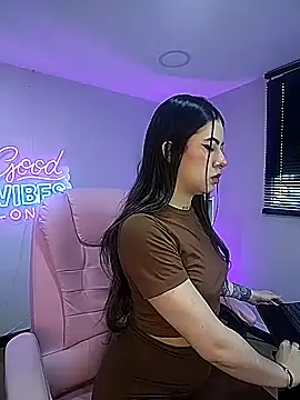 Snapshot of Alice_Vixen chatting on 09.24.25 Alice Vixen online show from 09.24.25