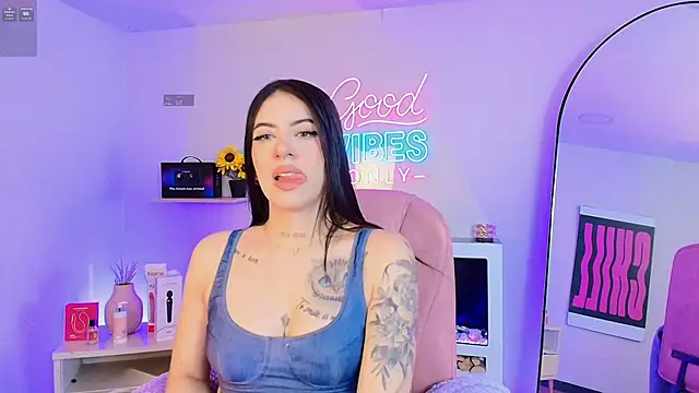 Snapshot of Alice_Vixen chatting on 05.15.26 Alice Vixen online show from 05.15.26