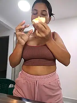 Snapshot of Eimy-04 chatting on 10.02.25 Eimy-04 online show from 10.02.25