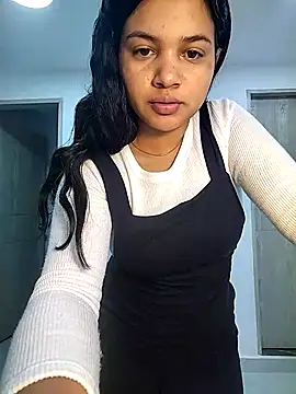 Snapshot of Eimy-04 chatting on 10.25.25 Eimy-04 online show from 10.25.25