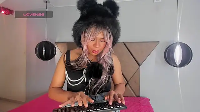 Snapshot of Sol_Vanegas chatting on 09.25.25 Sol Vanegas online show from 09.25.25