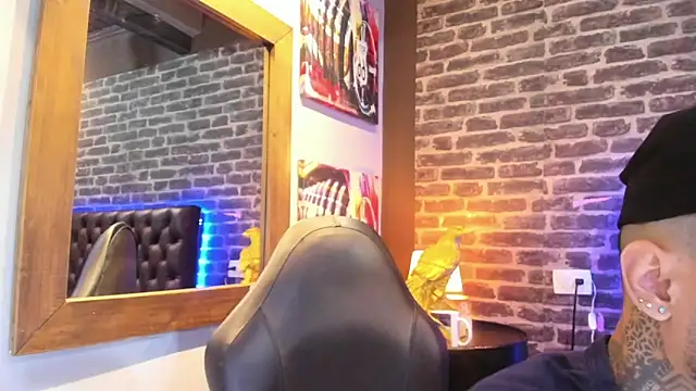 Snapshot of VinzenzRizzo chatting on 09.28.25 VinzenzRizzo online show from 09.28.25