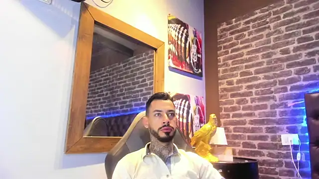 Snapshot of VinzenzRizzo chatting on 10.14.25 VinzenzRizzo online show from 10.14.25