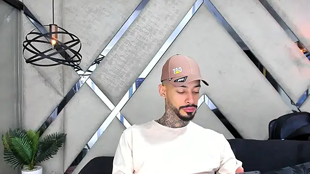 Snapshot of VinzenzRizzo chatting on 10.22.25 VinzenzRizzo online show from 10.22.25