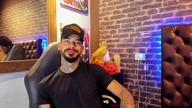 Snapshot of VinzenzRizzo chatting on 10.31.25 VinzenzRizzo online show from 10.31.25