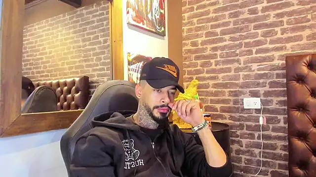 Snapshot of VinzenzRizzo chatting on 11.05.25 VinzenzRizzo online show from 11.05.25