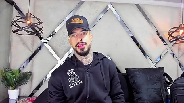 Snapshot of VinzenzRizzo chatting on 11.06.25 VinzenzRizzo online show from 11.06.25