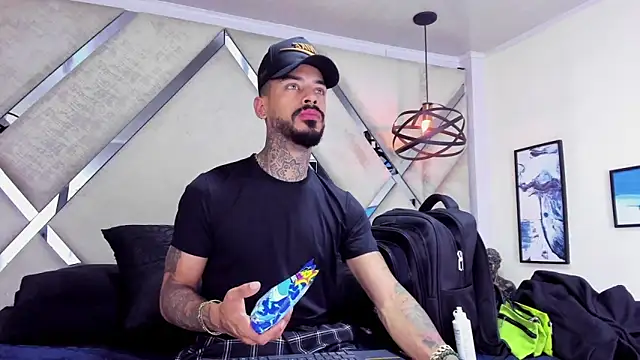 Snapshot of VinzenzRizzo chatting on 11.10.25 VinzenzRizzo online show from 11.10.25