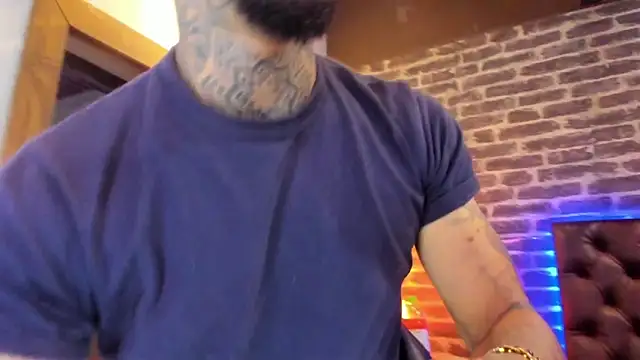 Snapshot of VinzenzRizzo chatting on 11.20.25 VinzenzRizzo online show from 11.20.25