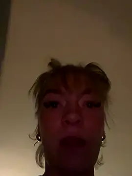 Snapshot of maj0lie chatting on 10.04.25 maj0lie online show from 10.04.25