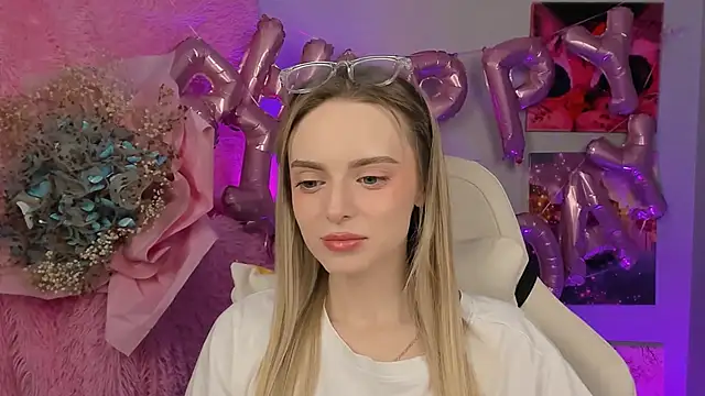 Snapshot of JuliaBrewwer chatting on 09.18.25 JuliaBrewwer online show from 09.18.25