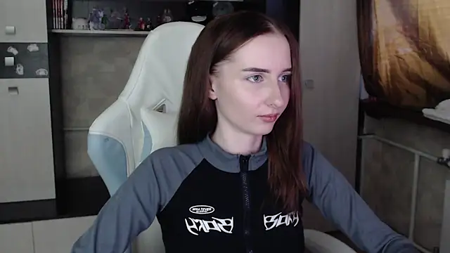 Snapshot of Cutti_Crystal chatting on 11.04.25 Cutti Crystal online show from 11.04.25