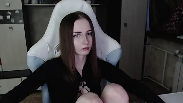 Snapshot of Cutti_Crystal chatting on 11.08.25 Cutti Crystal online show from 11.08.25