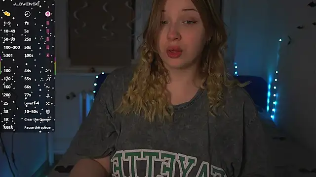 Snapshot of CuteSharloti chatting on 11.26.25 CuteSharloti online show from 11.26.25